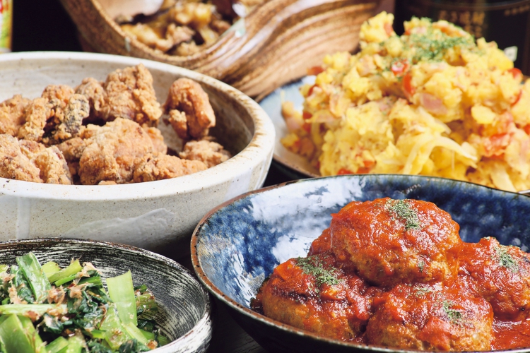 日替わりの大皿料理がカウンターの上に並ぶ