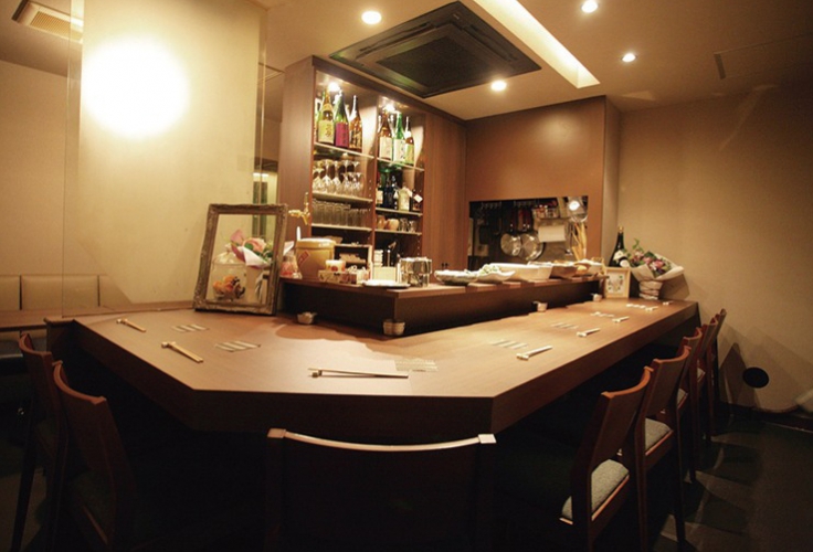 カウンター8席のほか、テーブル席を完備