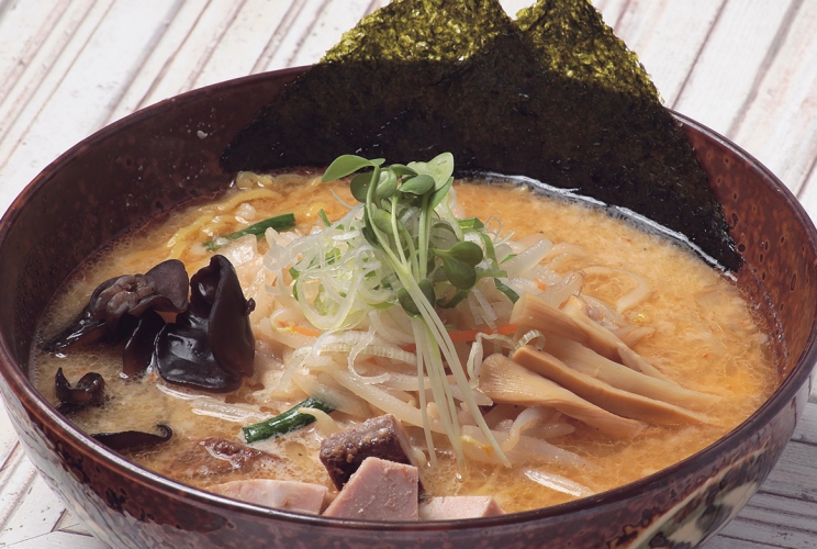 豚骨や昆布、ネギをベースに野菜を活かした濃厚仕上げスープの「味噌ラーメン」870円