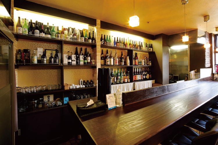 店内はカジュアルに日本酒を楽しめる空間