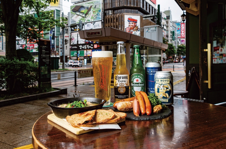 夏はオープンエアが気持ちいい、美味しい本格パブフードも多数、テラス席は喫煙不可