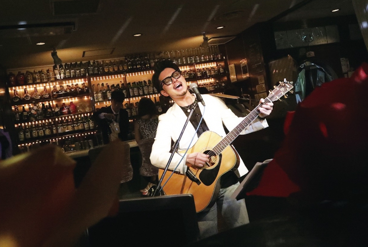1日4回繰り広げられるステージは(1)20:40~、(2)22:15~、(3)23:15~、(4)0:30~