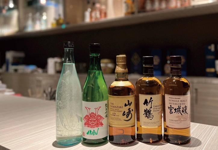 各種地酒、国産ウイスキーボトルを豊富に揃えている