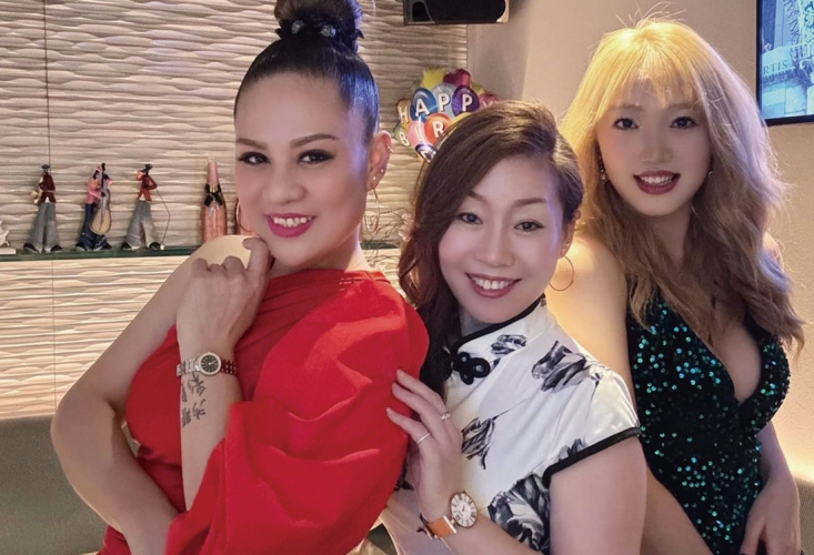 左からステラちゃん（フィリピン）、麗ママ、フィフィちゃん（中国）