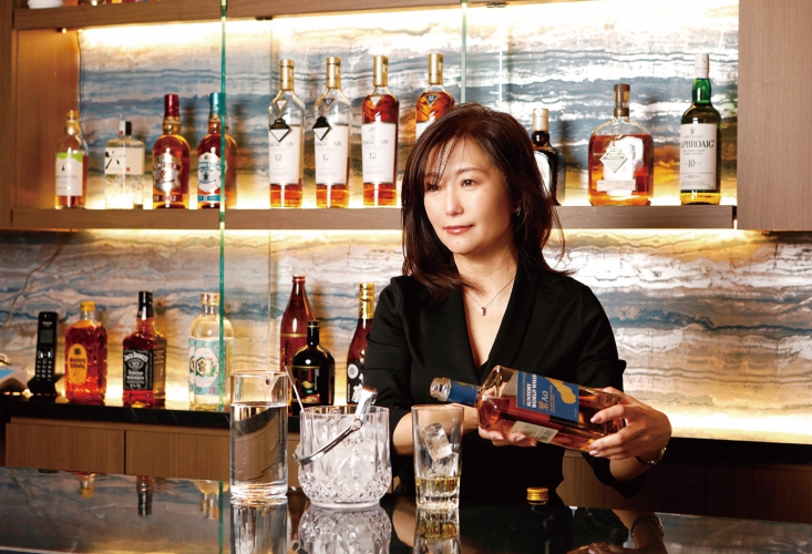 癒し系美人のすみれママは1人で飲み歩くほど大の酒好き