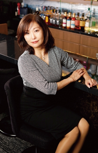 癒し系美人のすみれママは1人で飲み歩くほど大のお酒好き