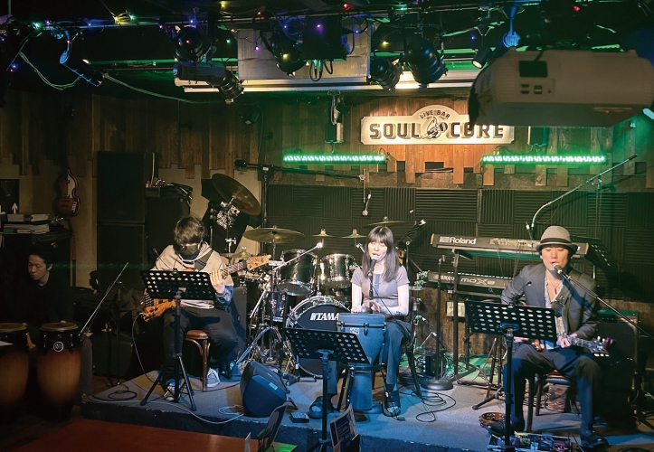 パワフルな歌声で人々を魅了するボーカルのRieさん