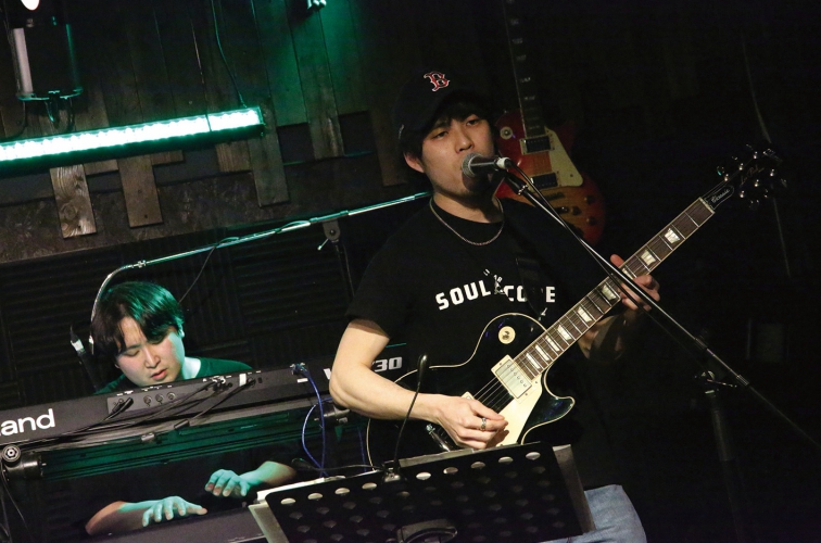 バンドの個性を引き立てるギターのyusukeとキーボードのkaito