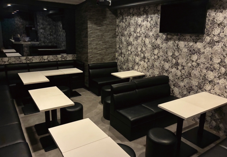 店内はシックで落ち着きのある空間