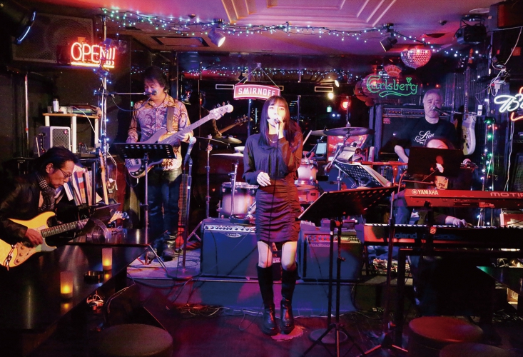 ライブは1st 21:00~、2nd 22:00~、3rd 23:10~、4th 0:10~