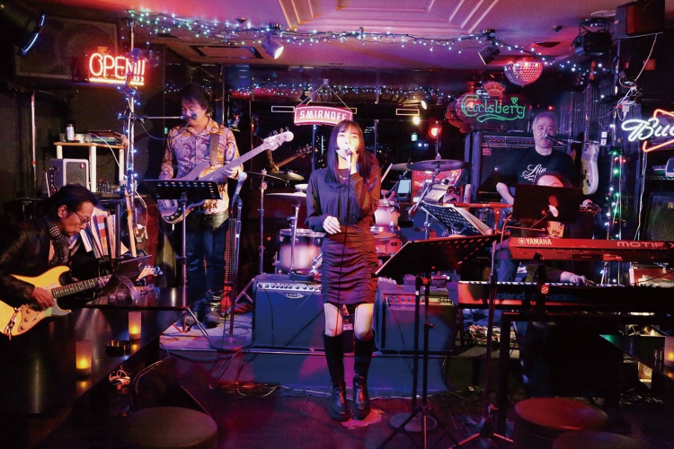 LIVE STAGEは1st 21:00~、2nd 22:00~、3rd 23:10~、4th 0:10~