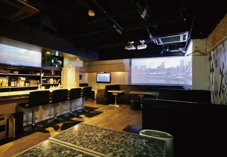 スタッフとの距離も近く会話が弾むカウンター4席