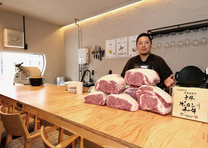 肉を知り尽くしたオーナーシェフが目の前で丁寧に焼き上げてくれる