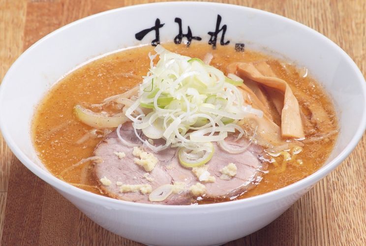 西山製麺のコシのある中太縮れ麺がスープの旨みと調和した味噌ラーメン1,100円