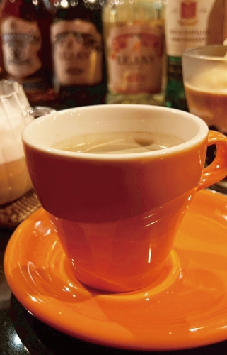 「カプチーノ」990円や独自ブレンドコーヒーが自慢、お酒も多数用意している