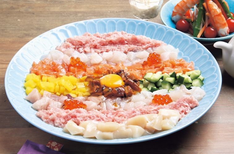 新鮮な魚介を豪快にあえて海苔で巻く「海鮮バクダン」2,420円、3～4人で楽しめる