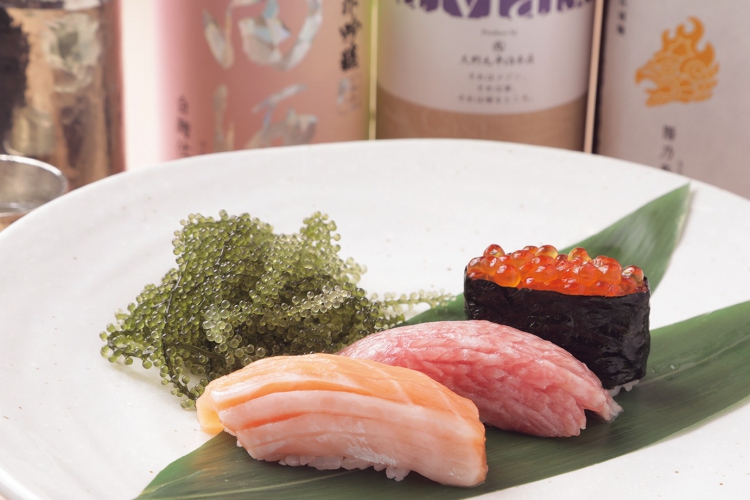 マスノスケ、イクラの軍艦など旬の握りとともに楽しめる日本酒を数多く用意