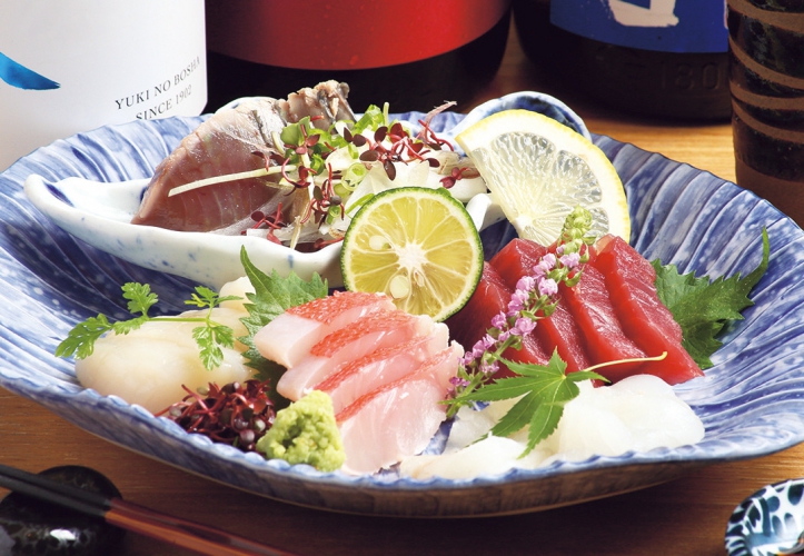 飲み比べセットはテーマに沿った地域の味覚が楽しめる