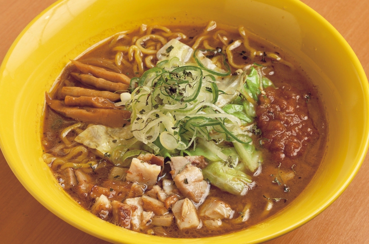 TVでも話題になったスパイシーなカレーラーメン「黄色」1,200円