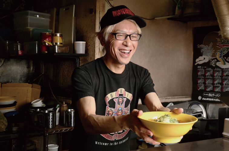 帯広出身で、実家も飲食店を営んでいたという鈴木店主。札幌の有名飲食店で独自の感性を磨き独立。至極の1杯で多くの人を喜ばせている 