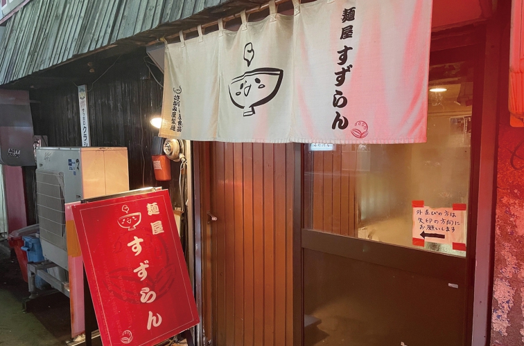 カワイイ丼ロゴのイラストが目印。地元客、観光客問わず人気で行列の絶えない店 