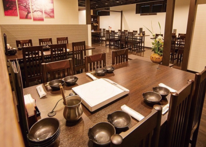 全140席の広々としたワンフロアの店内