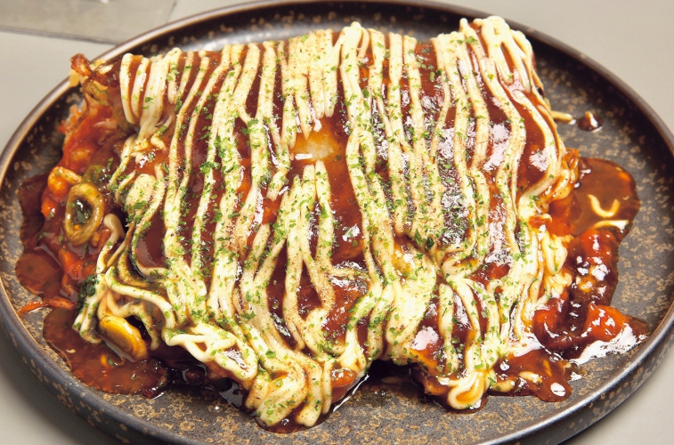 とん平焼き1,180円は新鮮な卵を贅沢に使用。豚肉、九条ネギ、天かすなどを柔らかな口あたりに仕上げた卵で包んだ1品