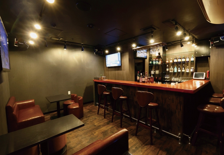 店内は渋めな雰囲気で落ち着いた空間、タバコは加熱式のみ可