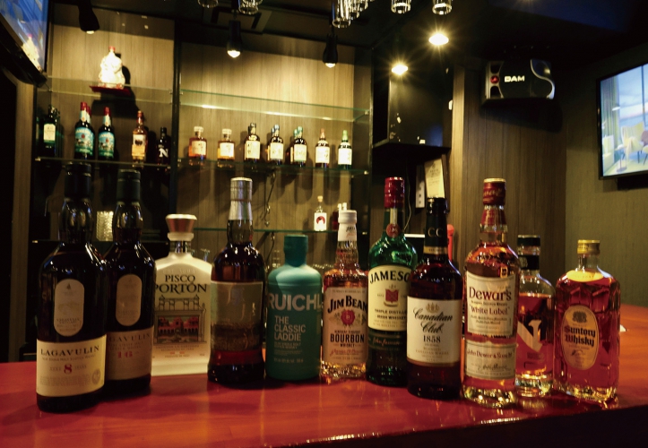 ウイスキー好きなオーナーと語り合いながら酒を楽しんで