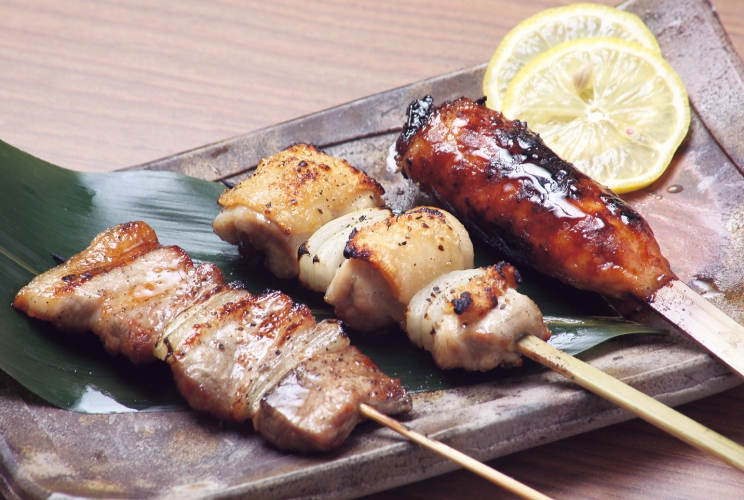 備長炭を使って焼き上げる串物は1本280円～