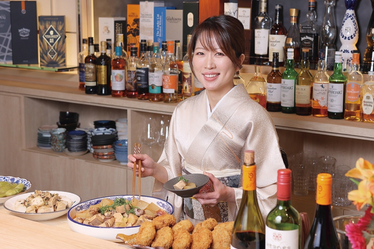 女将が厳選したウイスキーを楽しんで