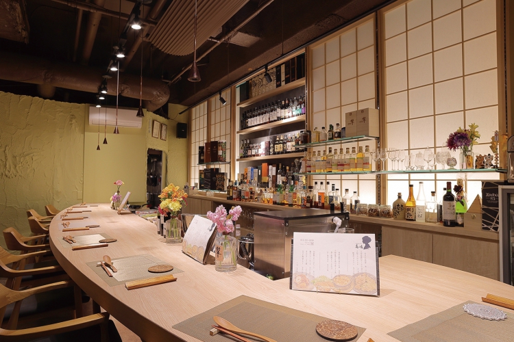 棚いっぱいに並ぶウイスキーが目を惹くカウンターは8席