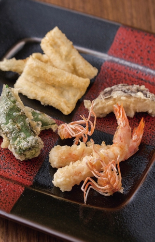 本格江戸前天ぷらを堪能できるコースは5,500円、7,700円、11,000円など
