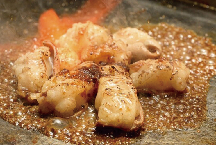 肉刺しや鉄板焼、もつ鍋などさまざまな調理法で和牛を堪能