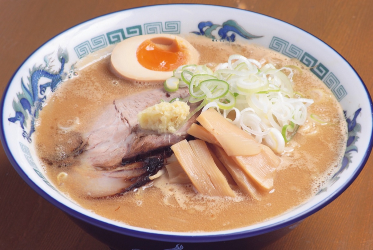 常連から人気の「正油ラーメン」のほか、ショウガがアクセントの「味噌ラーメン」900円も美味