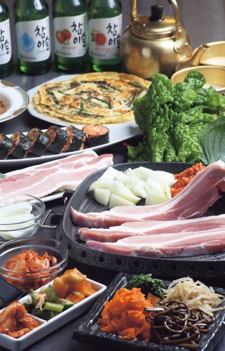 サムギョプサル食べ飲み放題は極厚三枚肉や包み野菜など
