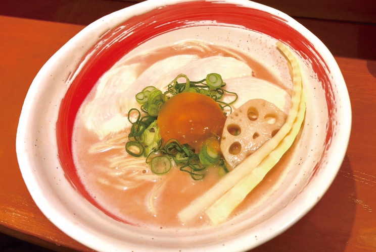 濃厚な海老スープが細麺に絡みつき、口の中いっぱいに風味が広がる「濃厚海老麺」1,200円