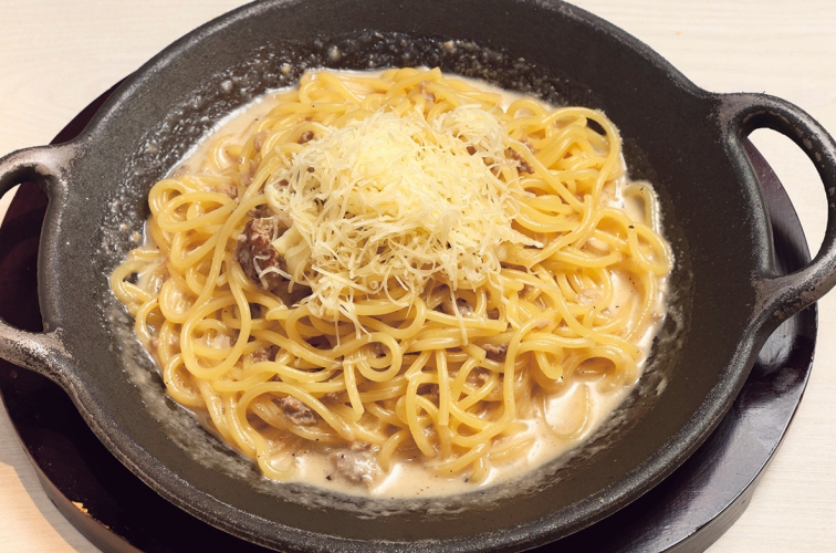 チーズソースをベースにしたシロネーゼ990円は、パルメジャンチーズなどを豪快に使った1品