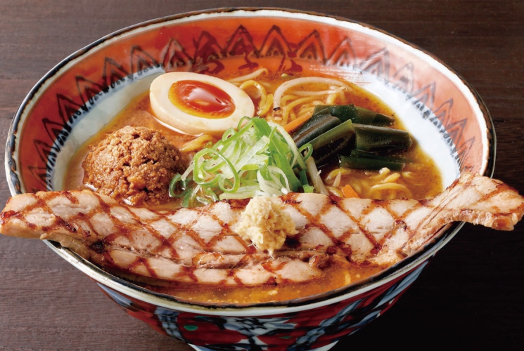 長時間かけて仕込んだ旨みが広がる伝承スープの「焼豚味噌ラーメン」1,180円