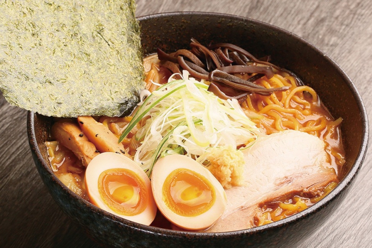 1番人気の「赤味噌味玉ラーメン」1,000円
