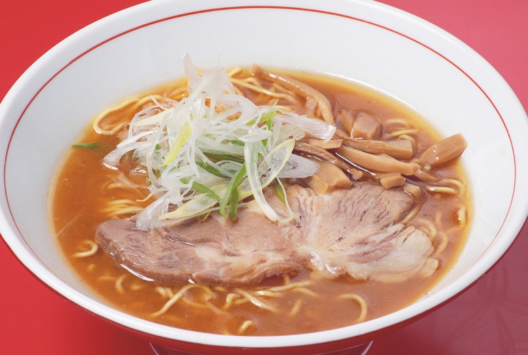 元祖ラーメン横丁では希少な旭川ラーメンの伝統を守り継ぐ醤油ラーメンは、常連の9割が注文する