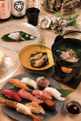 職人の技がキラリと光る本格派の握り、厳選された旬のネタが揃う特別なコース料理をぜひ堪能して
