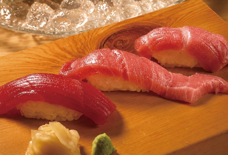 最高級の天然本マグロを使用した握りほか、お造りの「やま幸 本鮪三種盛り」、「本鮪トロたく巻き」なども旨い