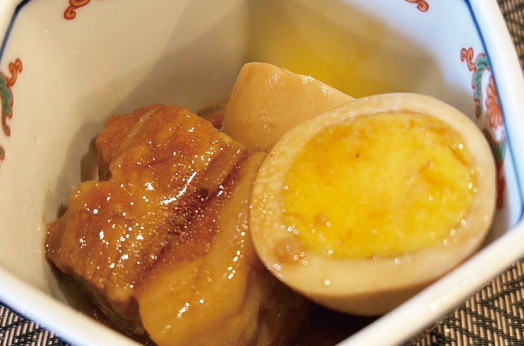 ここに来たからにはぜひとも試してほしい角煮煮卵、酒のアテにピッタリな味付けだ