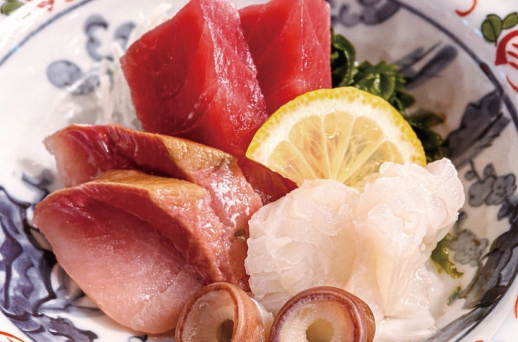  女将の目利きで仕入れる旬の鮮魚を楽しめる「本日の刺身」は1,600円