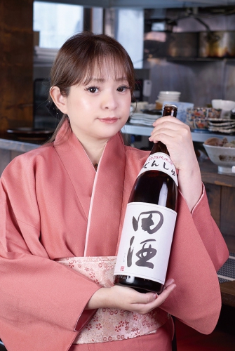 一般的なおばんざい屋のイメージを覆す大きな店で女性スタッフの先頭にたち切り盛りする女将