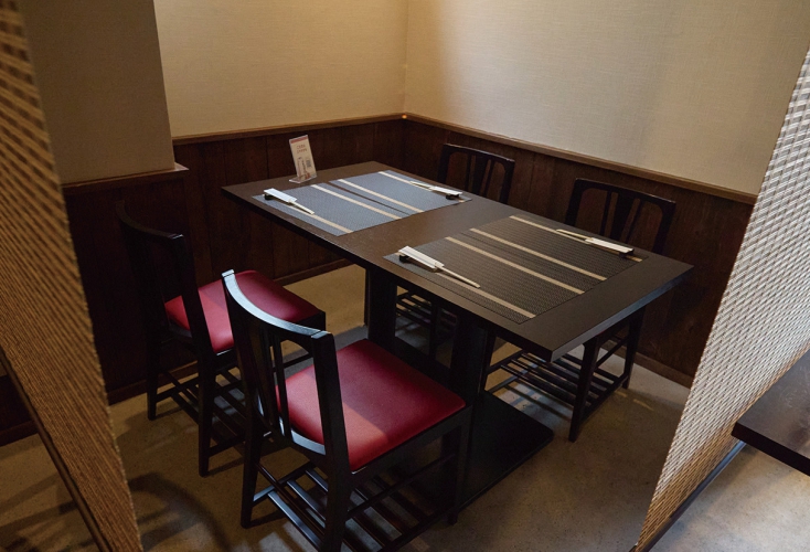 ロールカーテンで仕切りことができるテーブル席を5卓用意