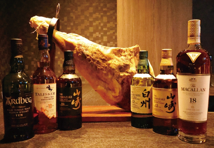 「余市産ワインポークのハモン・セラーノ」と豊富なウイスキー