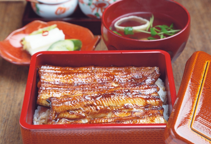 鹿児島産うなぎを使ったうな重には肝吸いと香の物がつく