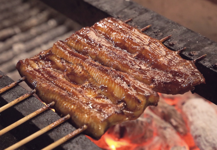 国産うなぎを炭火でじっくり焼き上げる